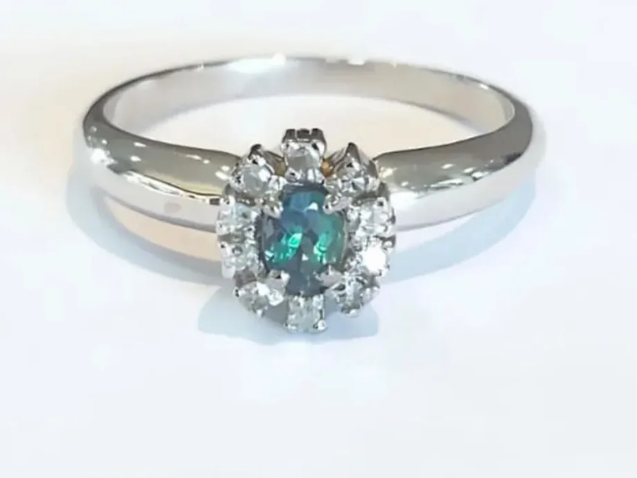 Anel de alexandrita natural em ouro branco com diamantes