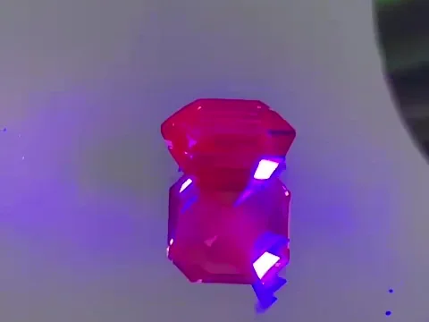 Alexandrita sob luz ultravioleta em teste gemológico