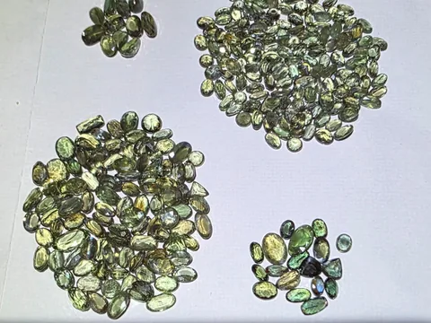 Lotes de alexandrita classificados pela DRAGO com identificação manuscrita